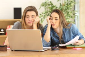 dos-chicas-aburridas-estudiando-frente-al-ordenador-blog-cursos-tecnicas-de-estudio