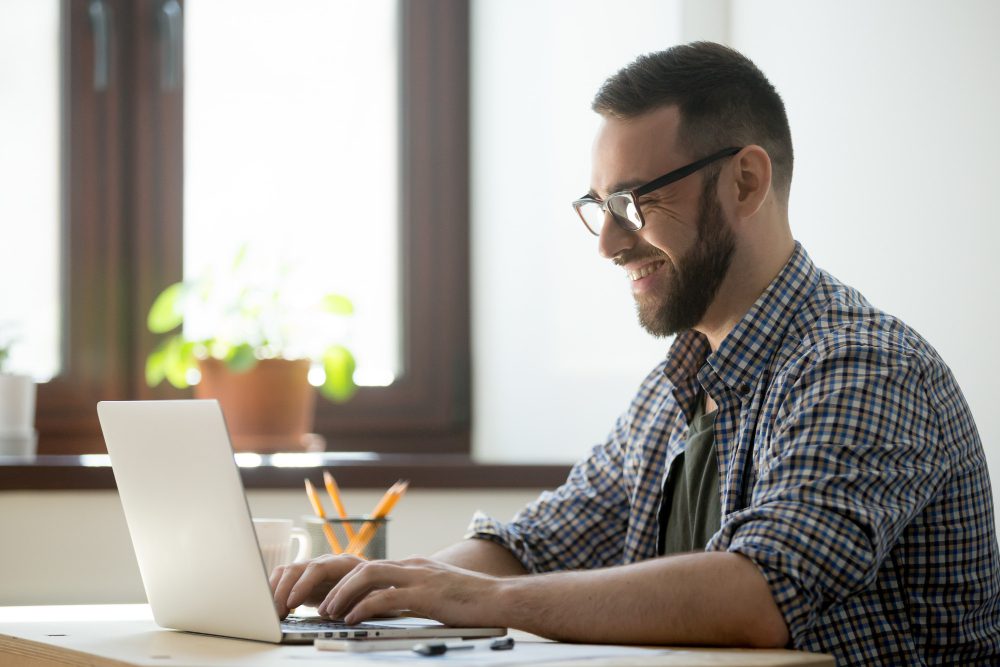 hombre-contento-trabajando-en-portatil-curso-online-tecnicas-de estudio