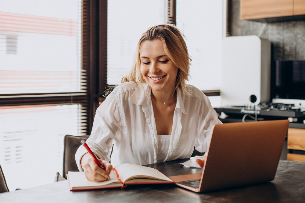 mujer-estudiando-online-portatil-curso-online-tecnicas-de estudio