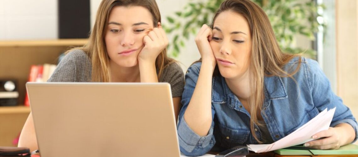 dos-chicas-aburridas-estudiando-frente-al-ordenador-blog-cursos-tecnicas-de-estudio